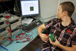 In further tests Timo V. (Giant Leaper 2013) makes sure that the electrical properties of the chips are ok. Yep, it’s linear!